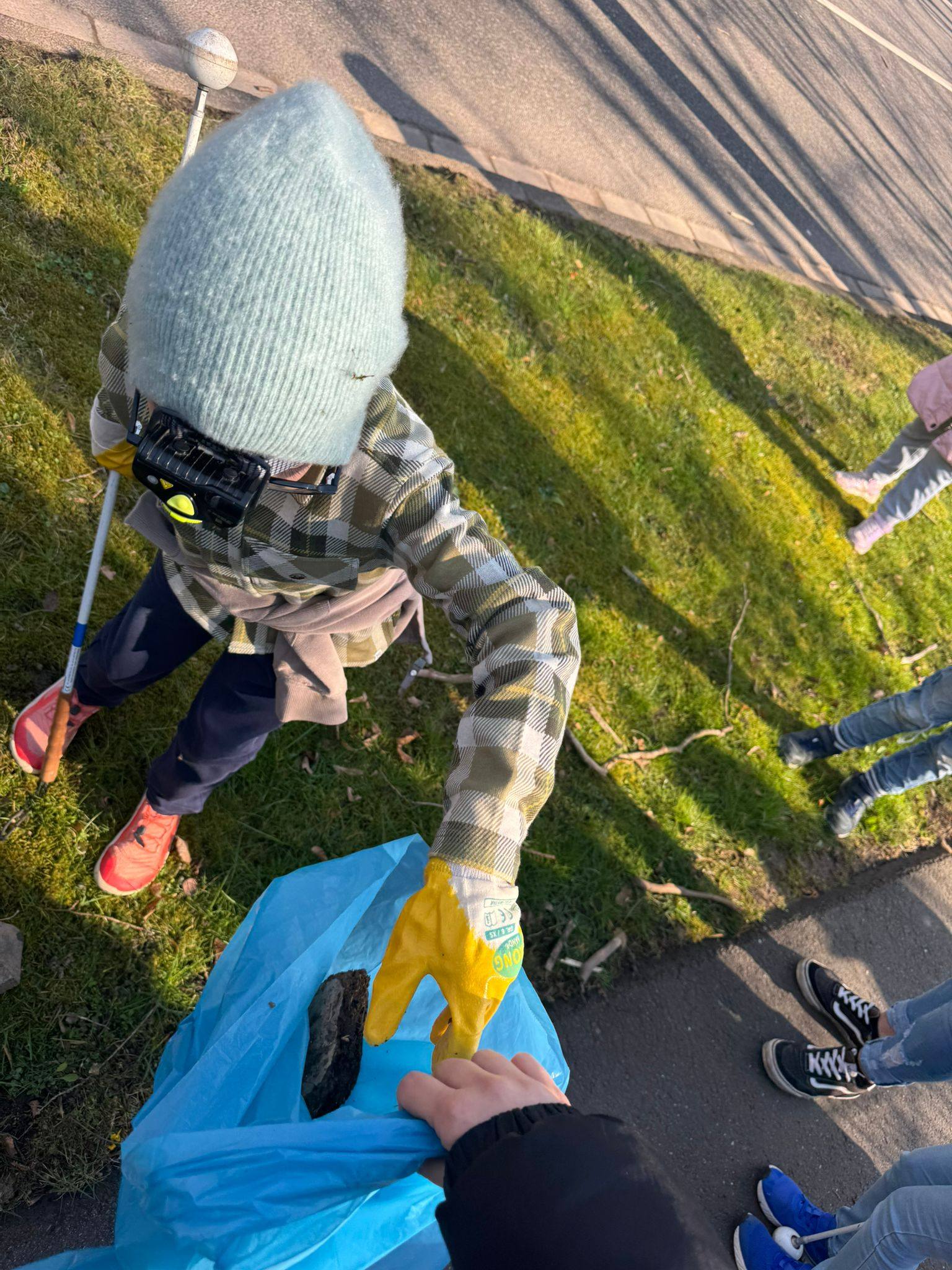 Sch%C3%BCler%20wirft%20M%C3%BCll%20in%20M%C3%BCllsack